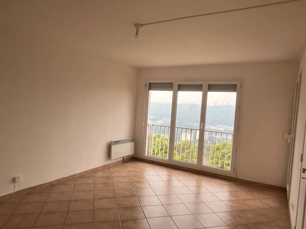 Situé au 40 rue Georges Lanfry à Déville-Lès-Rouen