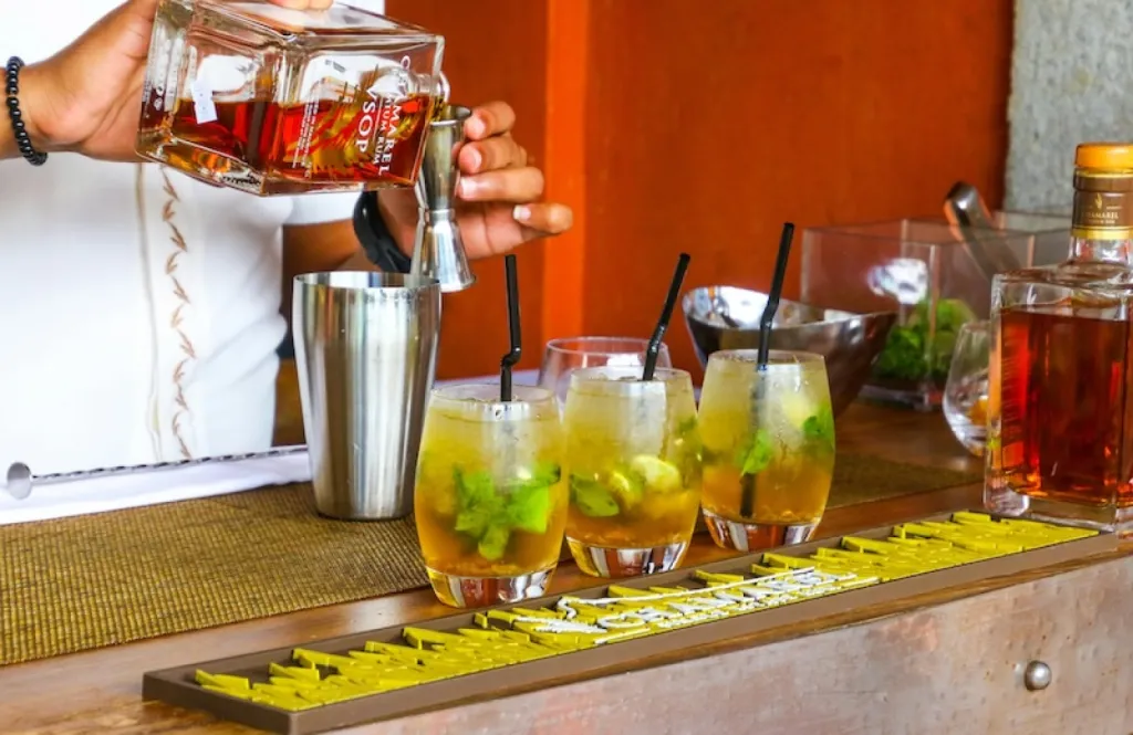 Bar & Lounge – Un espace convivial pour savourer la douceur de la Provence au The Camp Hôtel & Lodges