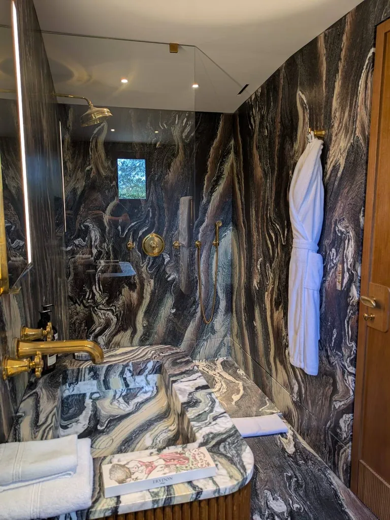 Salle de bain en Marbre Cipolino à Saint Tropez