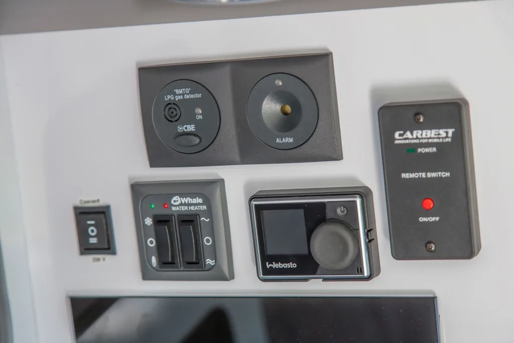 Aménagement intérieur sur-mesure Ford Transit Custom L2H1 Sport avec mobilier blanc laqué et chants orange à Annecy en Haute-Savoie