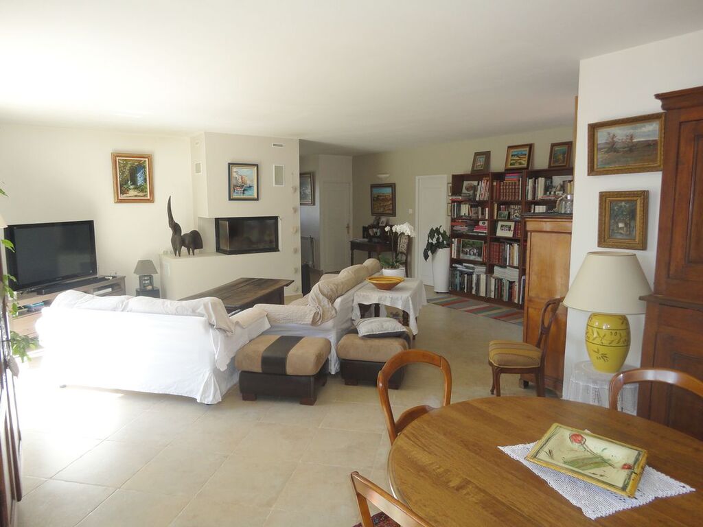 vente villa Carnoux en Provence quartier recherché, avec studio, piscine et grand sous sol