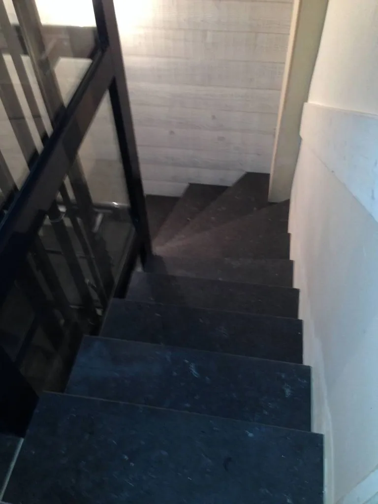 Escalier en pierre dure type Grey Storm