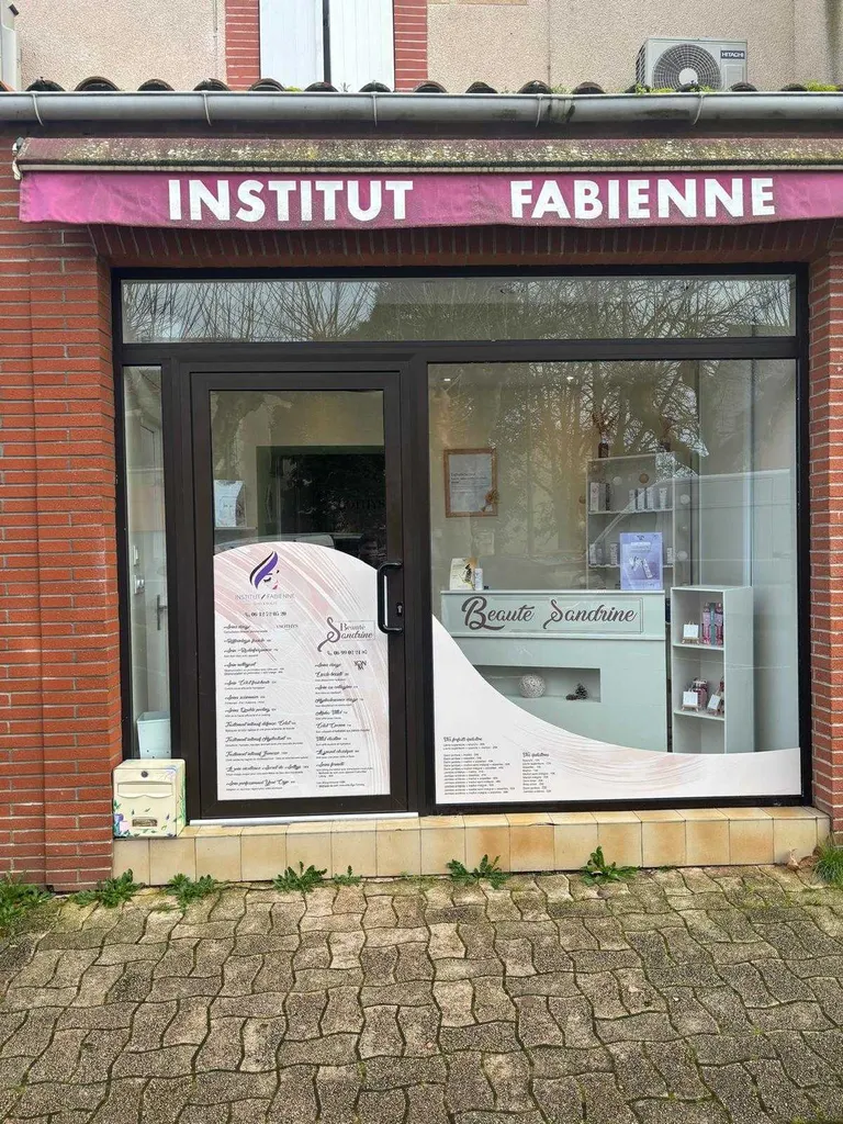 Création et installation d'habillage de magasin pour un institut de beauté au Vernet