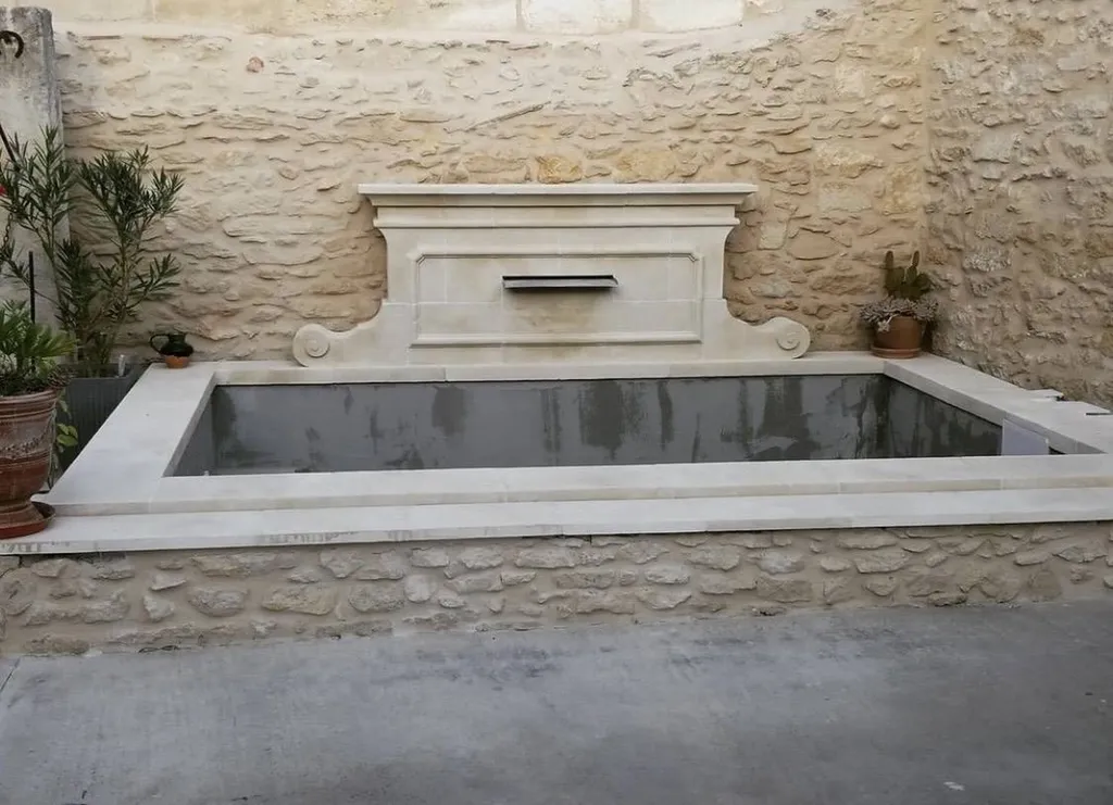 fontaine piscine en pierre d'estaillade du Lubéron