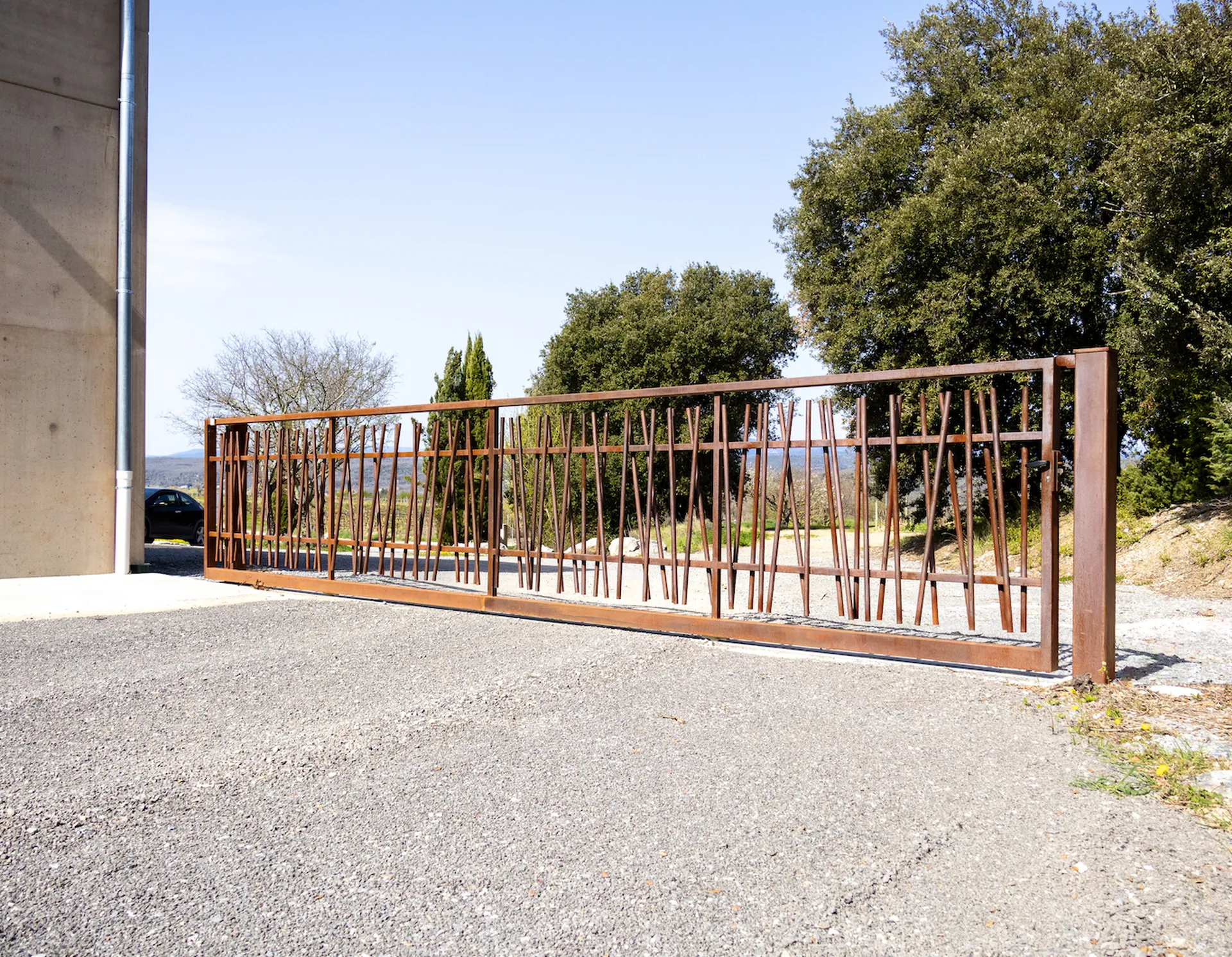 Portail en fer effet rouille dans le sud Ardèche signée Willy Menuiserie.