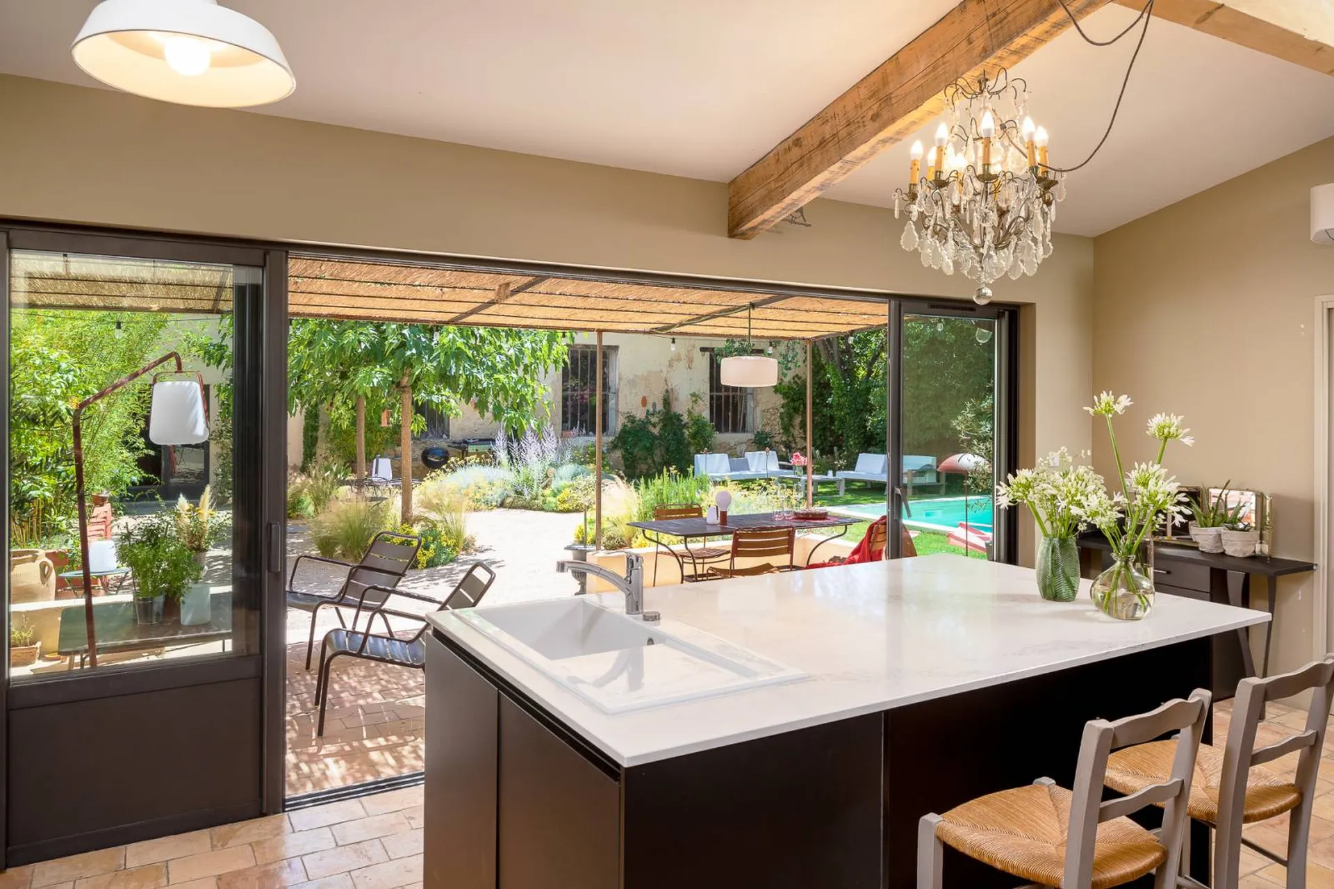 Cuisine ouverte sur l'extérieur maison de ville 13300 Salon de Provence