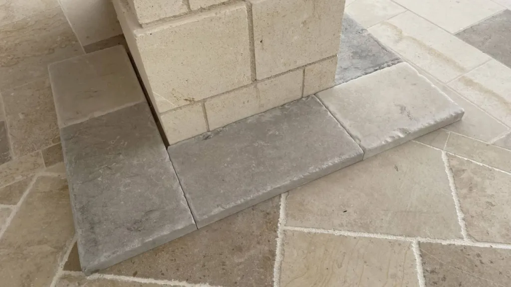 Pavé gris du Périgord, Pavé de Dordogne en pierre naturelle antique livraison Bordeaux et village Provence