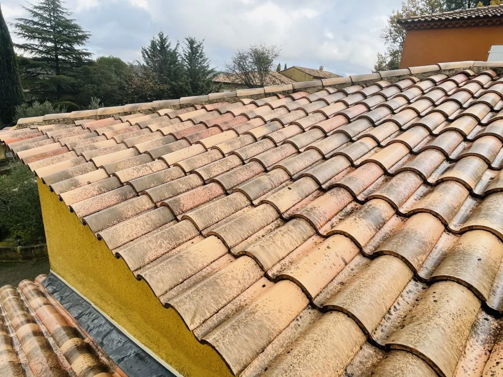 Nettoyage et traitement des tuiles mécaniques d’une maison sur Bouc Bel Air près de Aix en Provence 