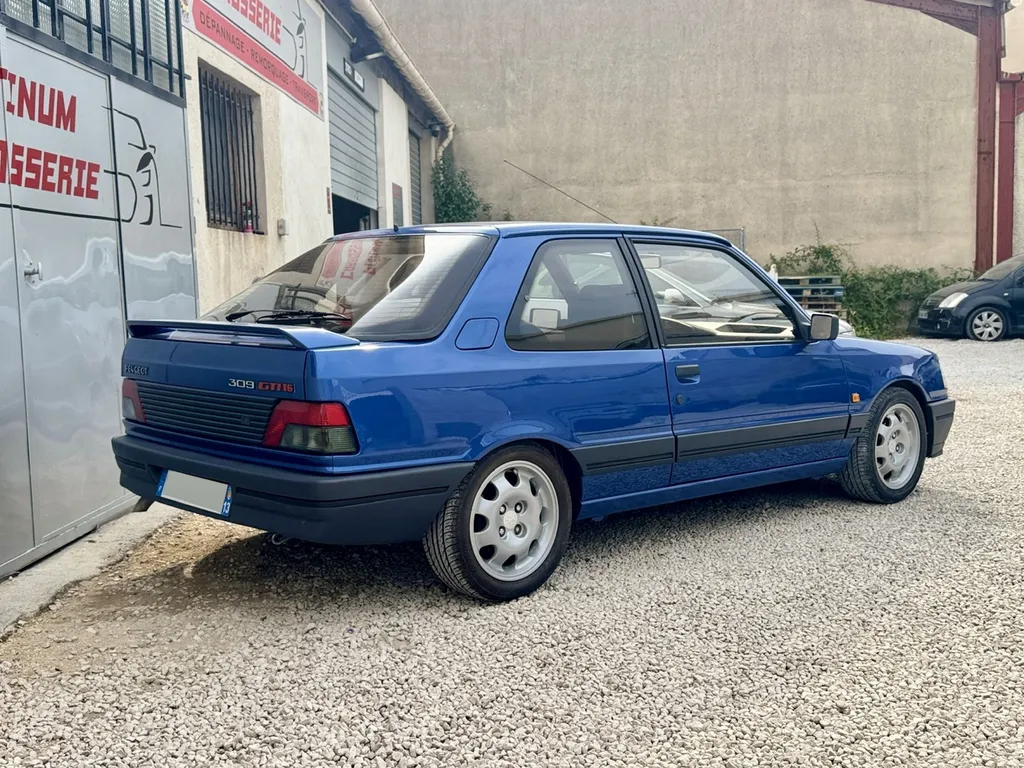 Une icône des années 90 la Peugeot 309 GTI 16 chez Platinum Carrosserie proche d’Aubagne et de Marseille