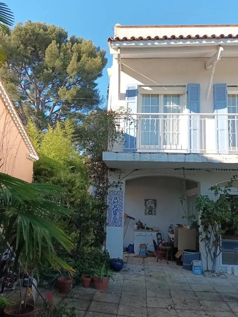 Taille d'un  Bougainvillier sur la commune de la Ciotat