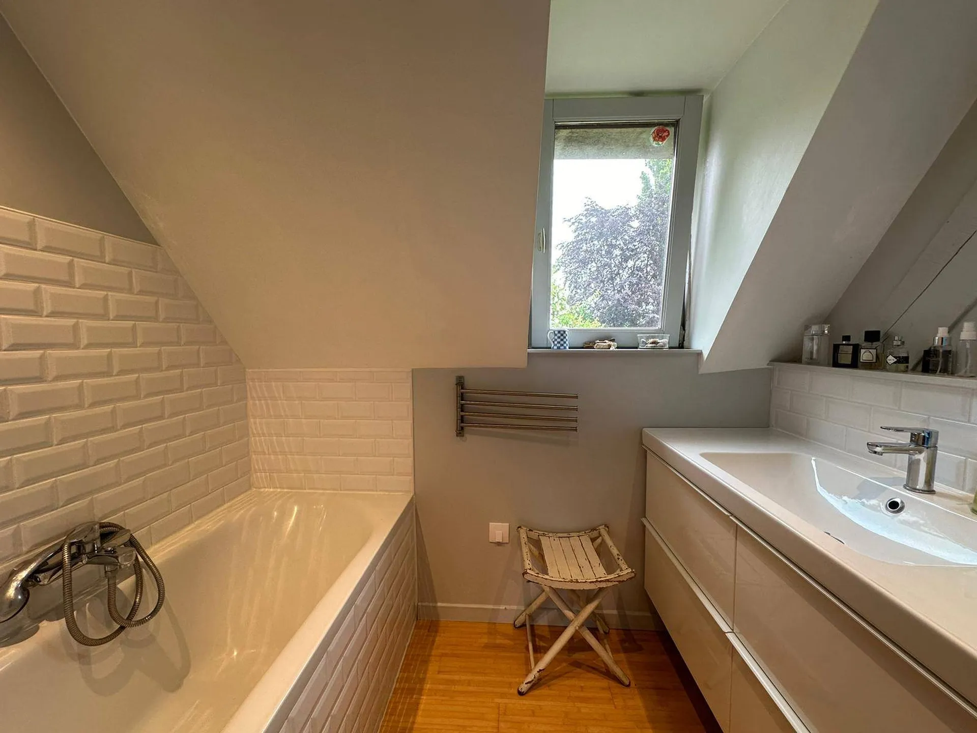 À vendre : longère avec salon chaleureux, cheminée et poêle à bois pour moments cocooning