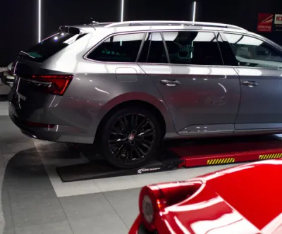 Traitement céramique carrosserie sur cette Skoda Superbe, véhicule neuf protégé dès sa sortie de concession à Vannes