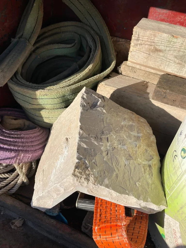 ANGLE MOELLONS EN PIERRE CALCAIRE