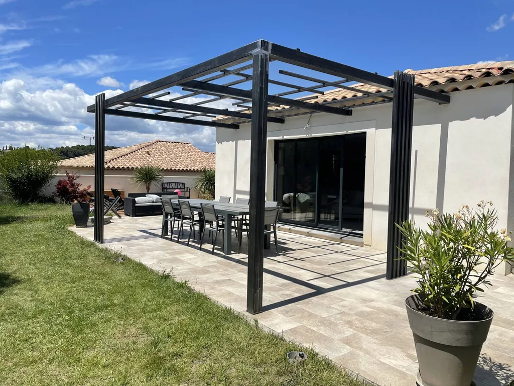 Création et installation d'une pergola en fer forgé sur mesure à Velaux dans les Bouches du Rhône