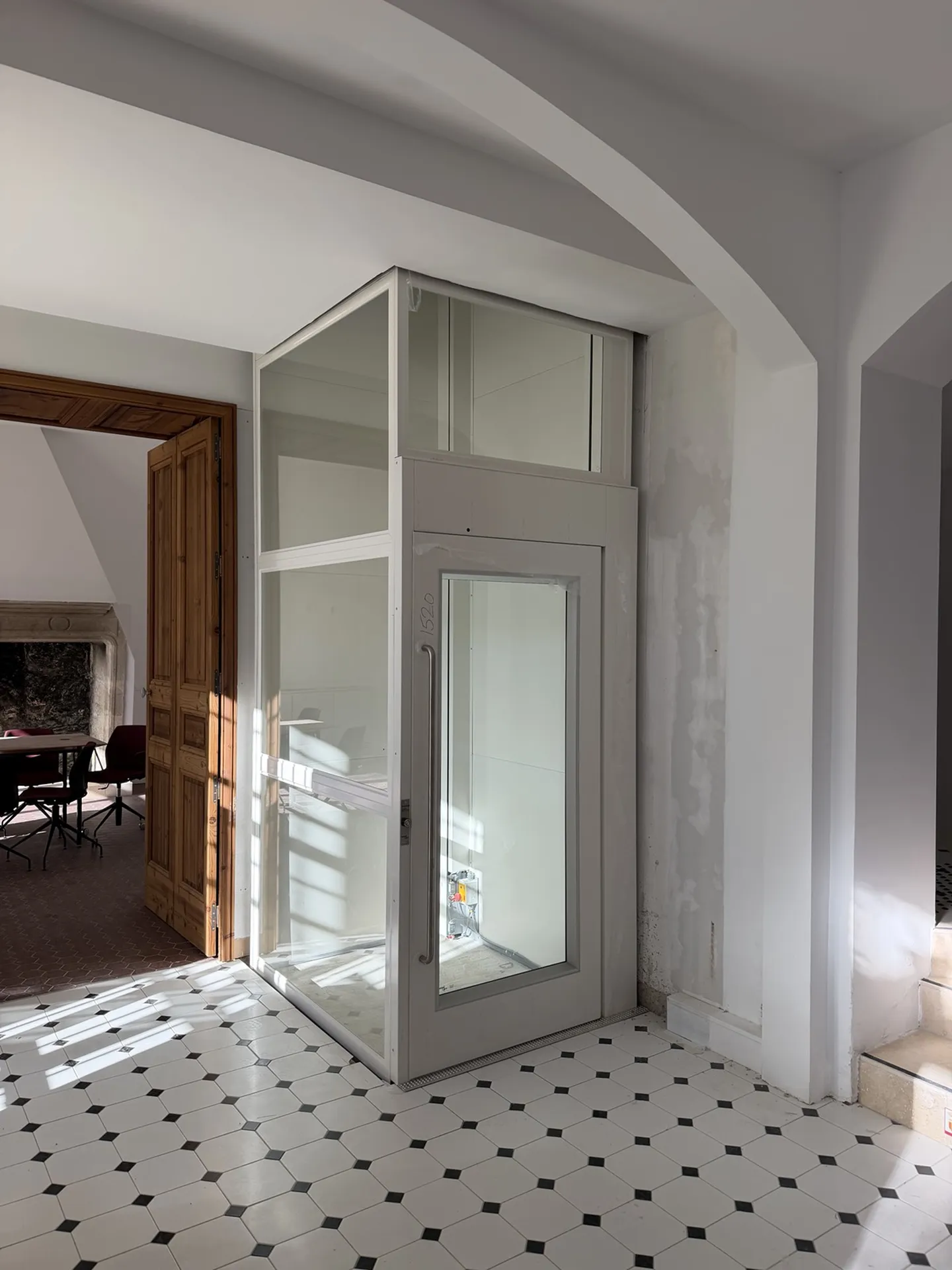 100% électrique secouru par batterie de conception moderne  pour une intégration réussie pour cet élévateur vertical dans cet ERP à Aix en Provence