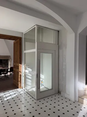 100% électrique secouru par batterie de conception moderne  pour une intégration réussie pour cet élévateur vertical dans cet ERP à Aix en Provence