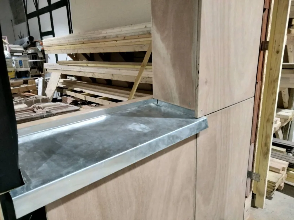 Bardage moderne en panneaux relisés sur mesure en Atelier