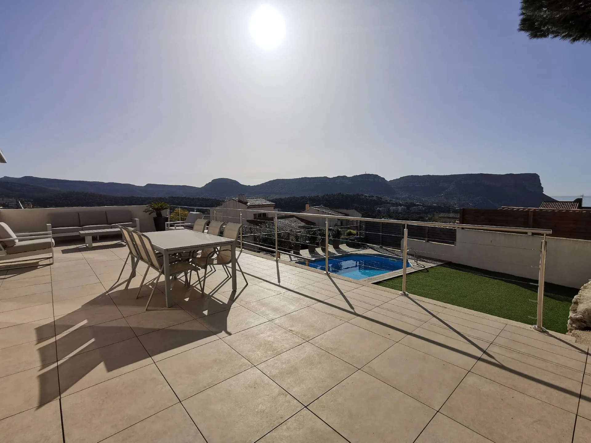 Cassis sur les hauteurs, au calme, belle maison moderne avec piscine et vue mer et Cap Canaille