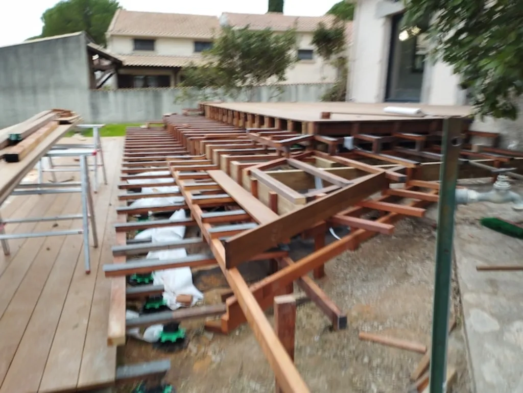 Pose d’une terrasse en bois exotique Itauba sur plots réglables : élégance naturelle et durabilité assurée à Montpellier dans l'Herault
