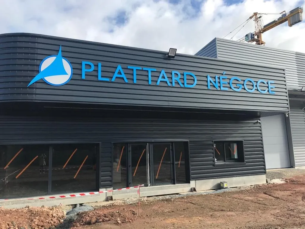 Réalisation et pose de lettres reliefs avec mise en peinture pour les nouveaux locaux de Plattard Négoce à La Chapelle de Guinchay près de Mâcon