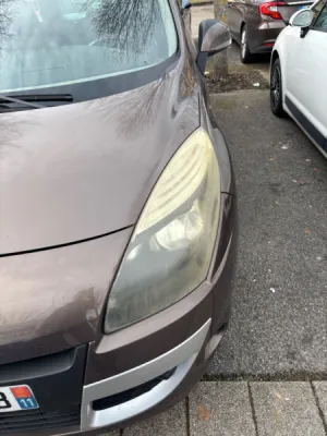 Rénovation esthétique automobile à Saint-Étienne : remise à neuf des optiques de phares par polissage et finition de précision.