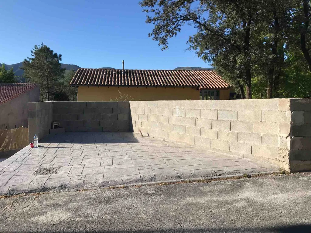 création d’une finition pierres et torchis sur murs de clôtures d’une maison à lamalou les bains proche de bedarieux.