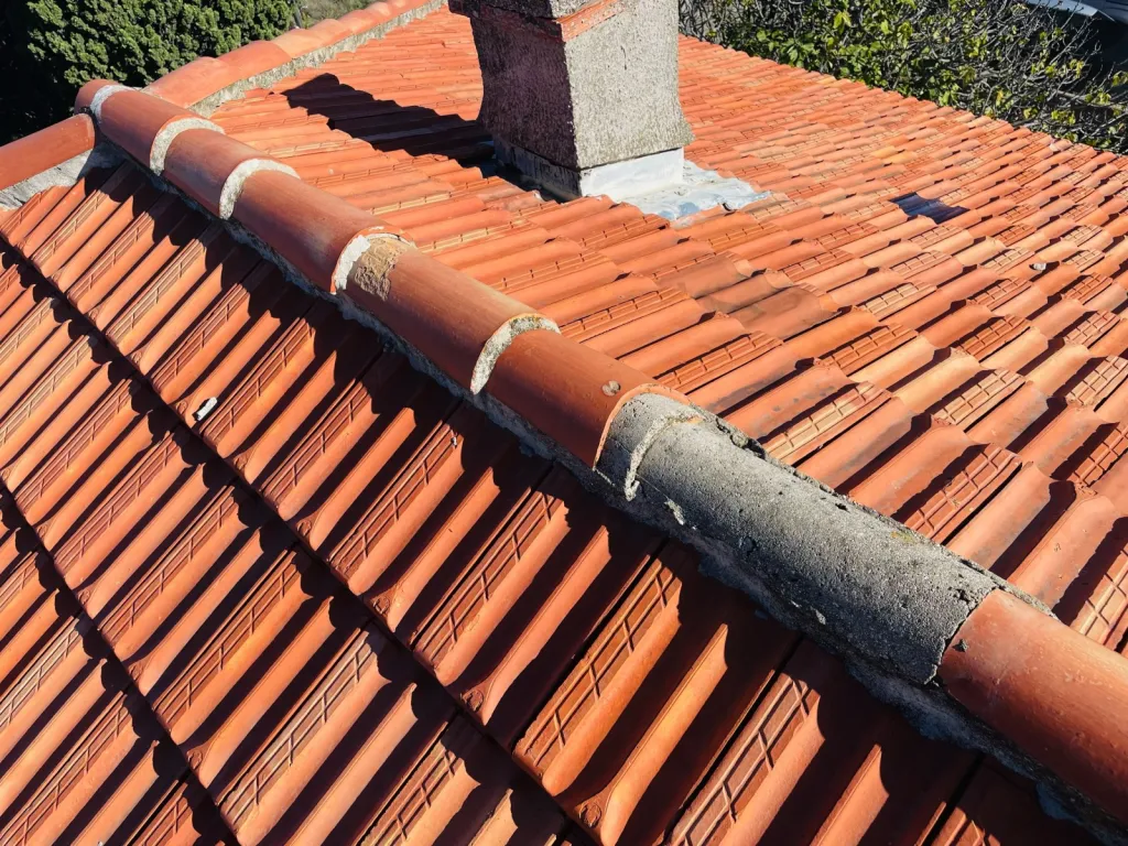 Réalisation des couvreurs de Solutoiture sur une changement de toiture de maison près de Aix en Provence