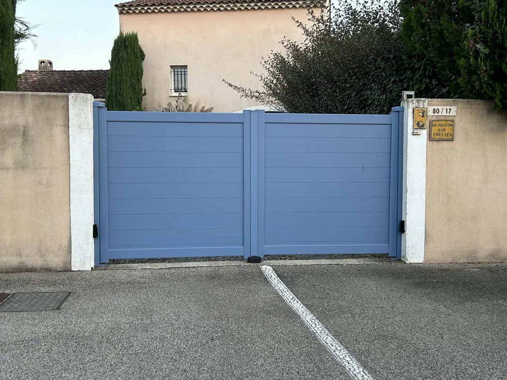 Installation d'un portail en aluminium RAL 5014 dans le Luberon