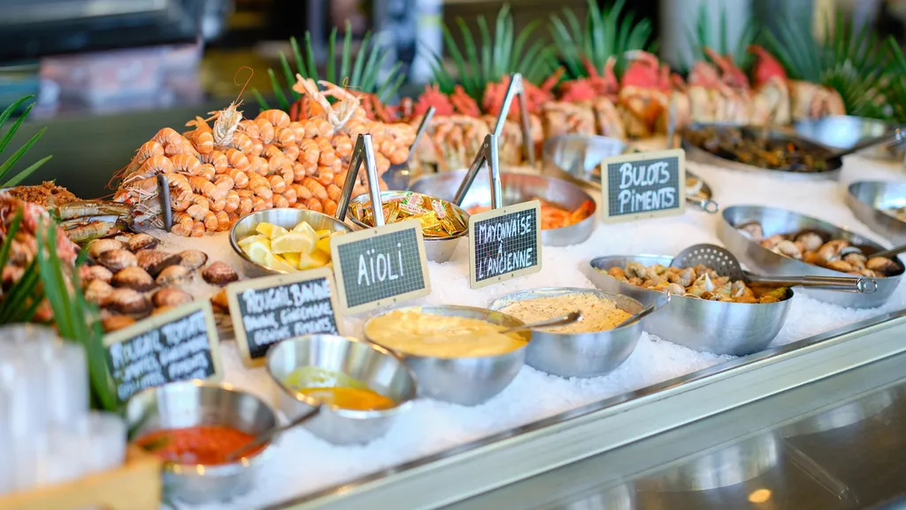 Participez à une journée épicurienne à Marseillan : visite de la ville, dégustation de fruits de mer et de vins en groupe