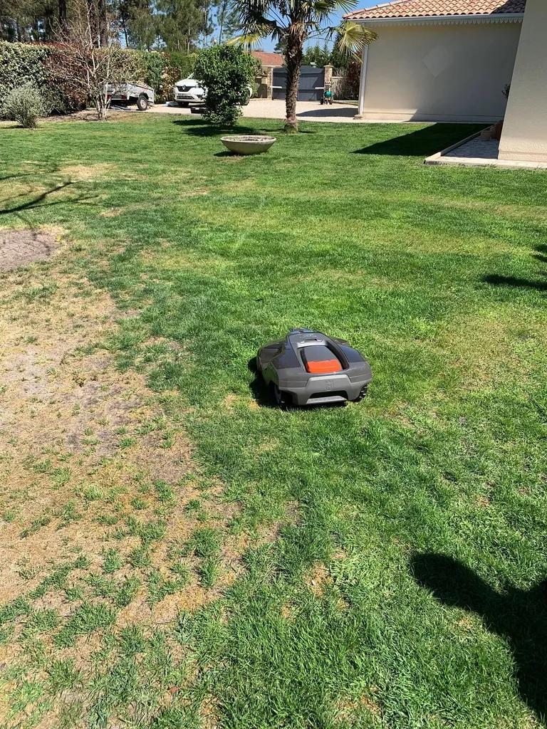 Installation d'un robot tondeuse dans mon jardin situé près de Contis
