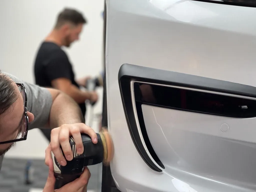 TRAITEMENT CÉRAMIQUE CARROSSERIE TESLA MODEL 3 À CARNOUX EN PROVENCE PROCHE DE MARSEILLE