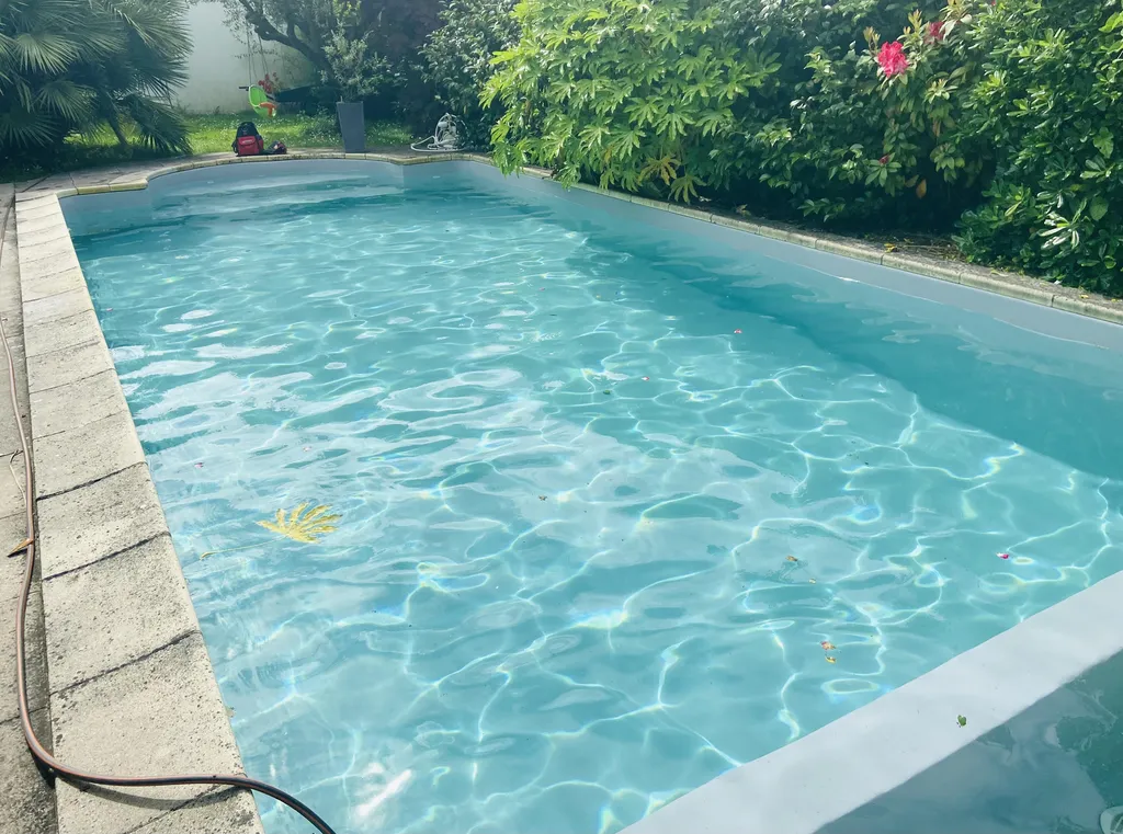 Changement de liner, liner gris clair avec escalier roman et volet immergé à Eysines