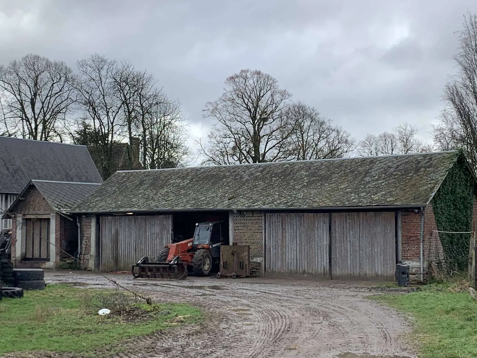 A VENDRE dans le PAYS D'AUGE DU CALVADOS 14, dans la région de LIVAROT 14140, une propriété agricole de 167 ha d'un seul tenant, plat, et terres de bonnes qualité.