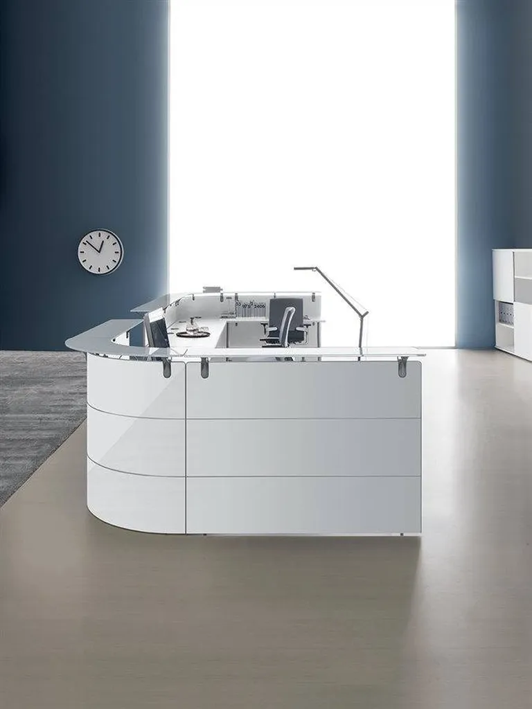 Accueil assis-debout conçu pour accueillir le public à Nîmes