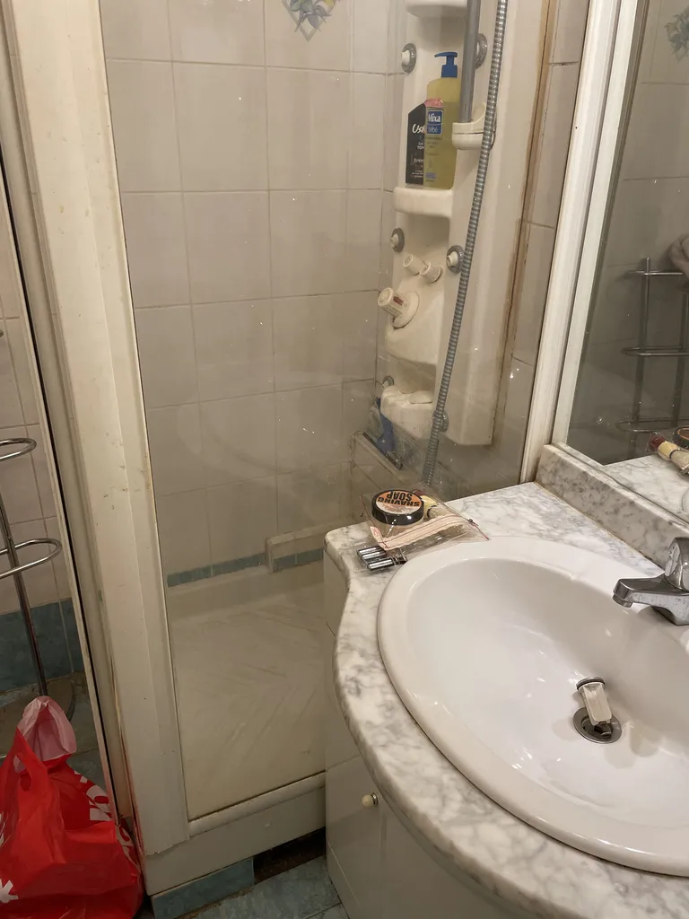 Salle de bain avant rénovation avec agencement à repenser