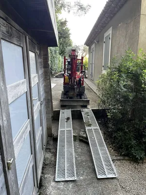Engin pour la mise en place de la pelouse en rouleau à Aix-en-Provence 13090, dans les Bouches-du-Rhône