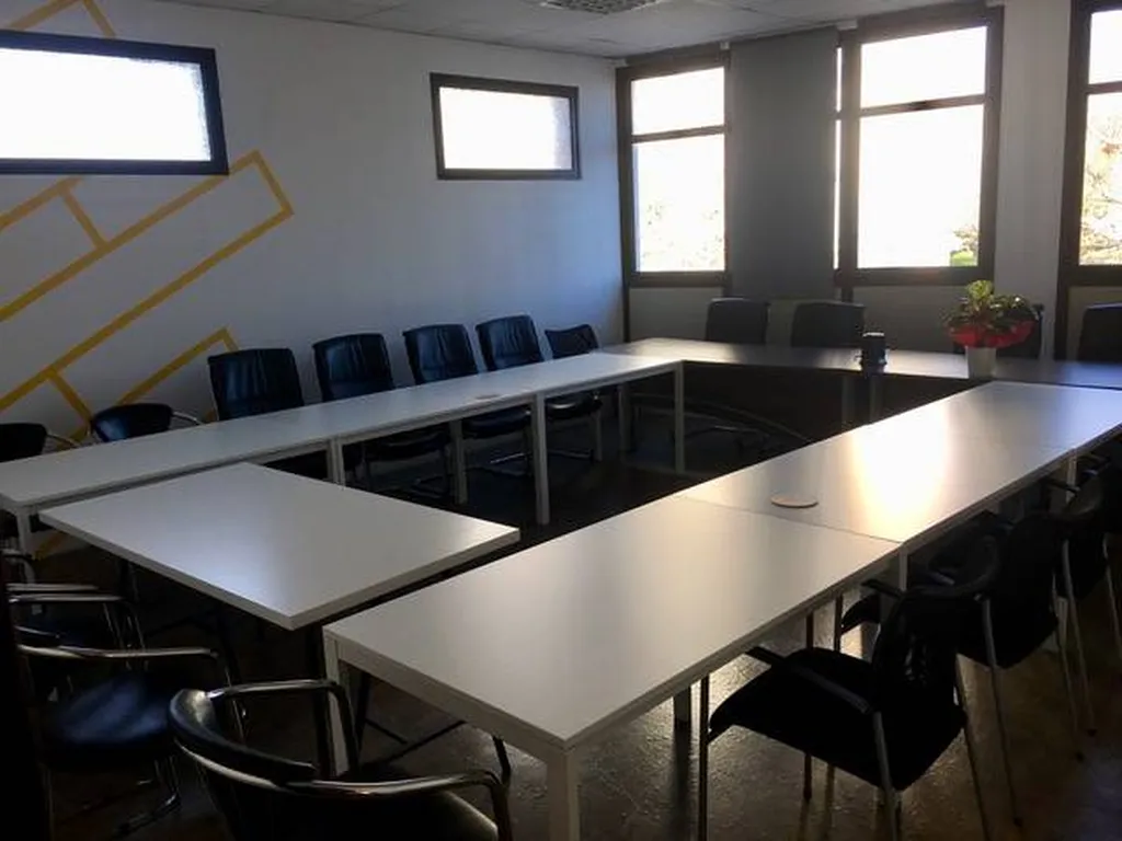 Coworking, Bureaux Partagés, Salle de Réunions, Marignane, Vitrolles, Saint Victoret L’lot Travail