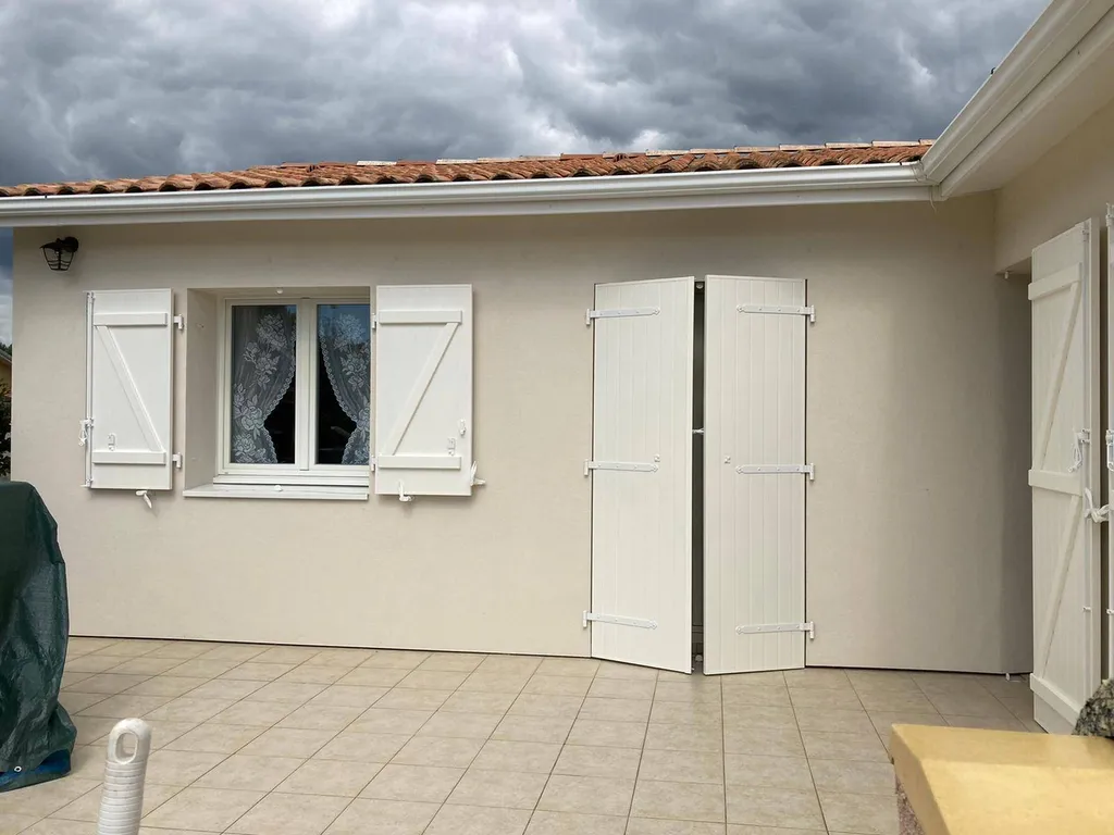 Pose de volets battants aluminium sur mesure en rénovation  sur la commune D'Audenge sur le Bassin d'Arcachon 