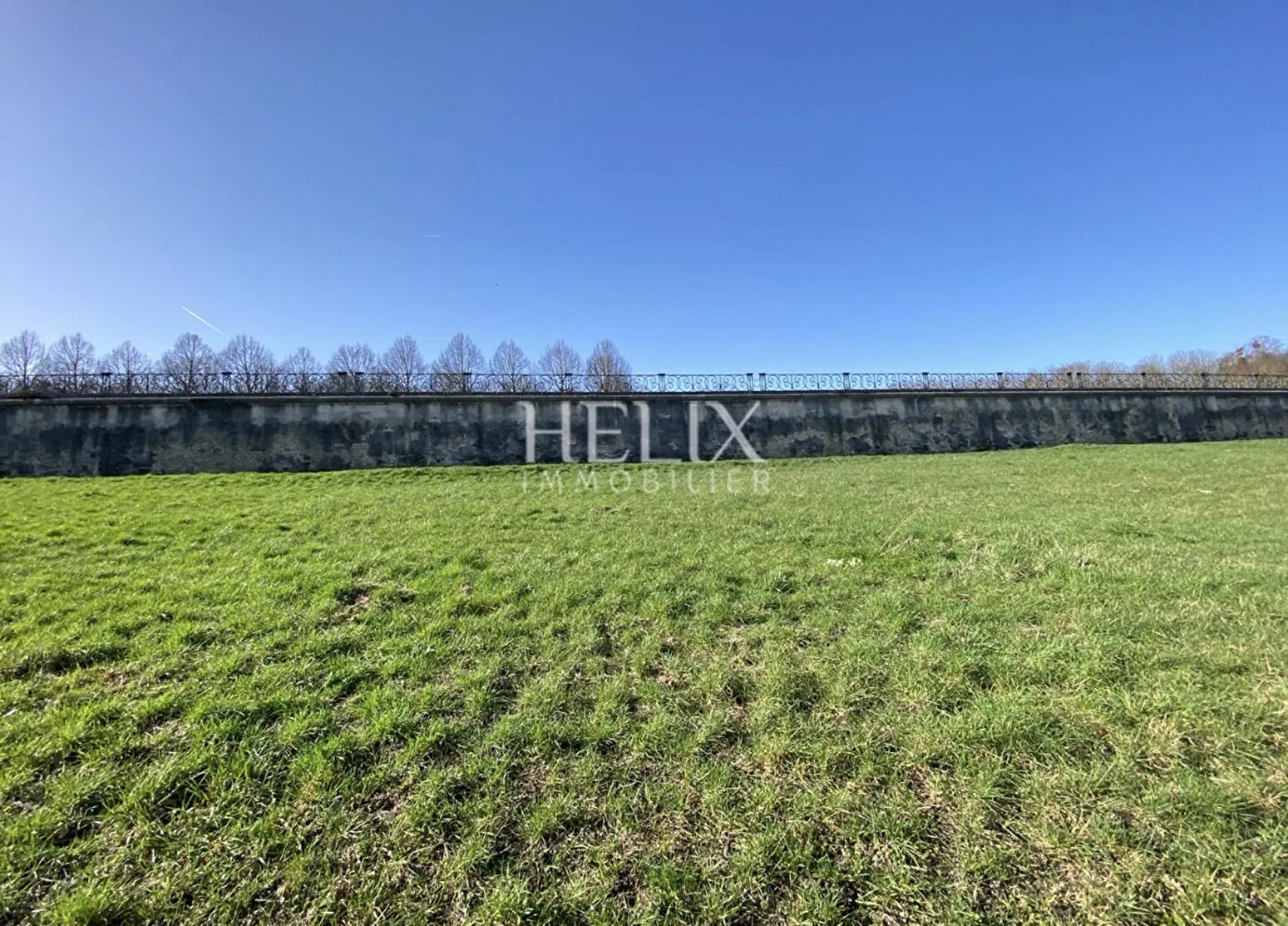 A vendre à Le Pecq  Quartier Cité une charmante maison familiale lumineuse de 138m2 avec un grand terrain de 1080m2 et 2 garages