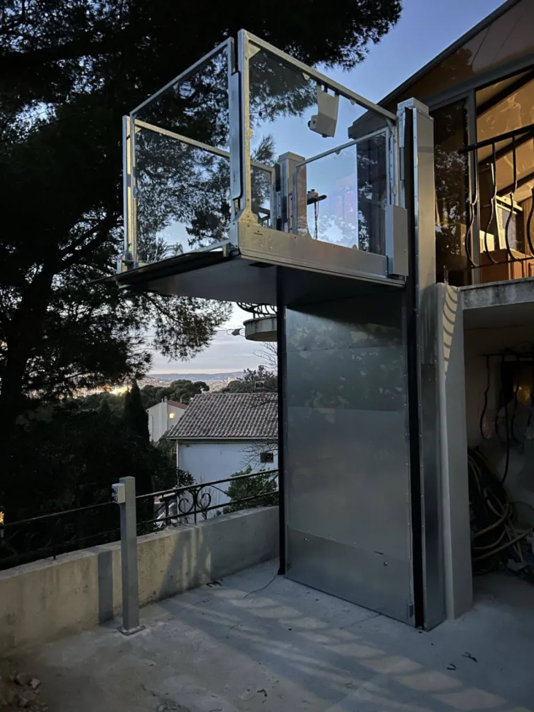 Libre accès sous la plateforme verticale Strategos lorsqu'elle est stationnée en position haute à Marseille