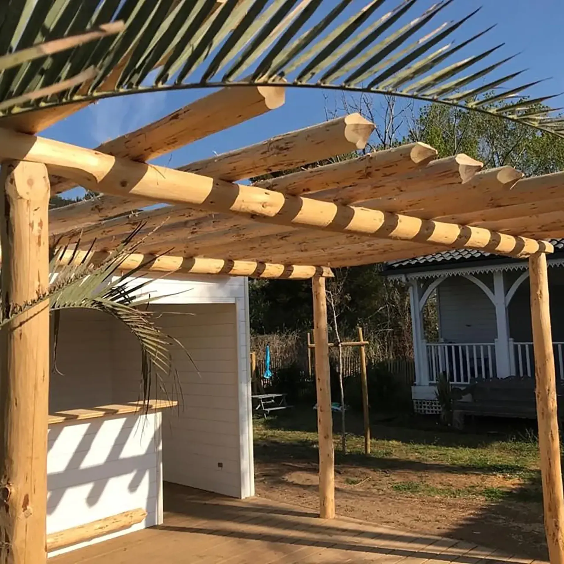 Pose d’un pool-house en bois sur-mesure avec espace détente au bord de la piscine à Agde