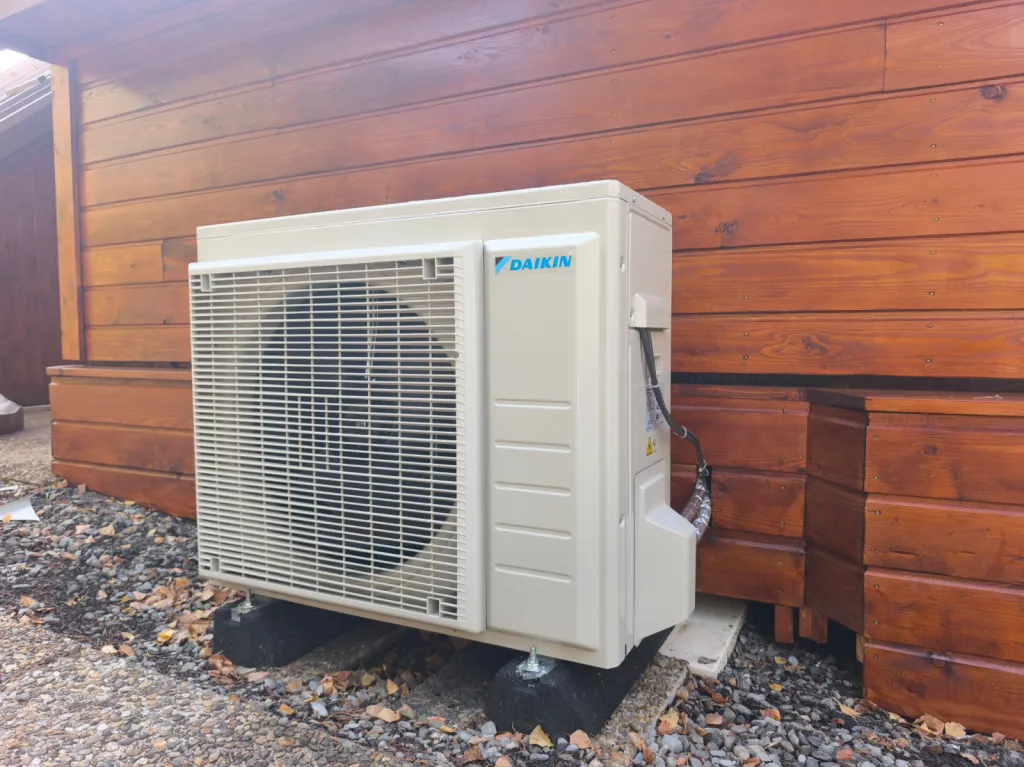 installation d'un système de climatisation réversible marque Daikin a Barcelonette