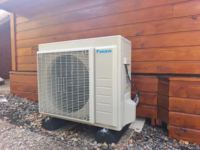 installation d'un système de climatisation réversible marque Daikin a Barcelonette