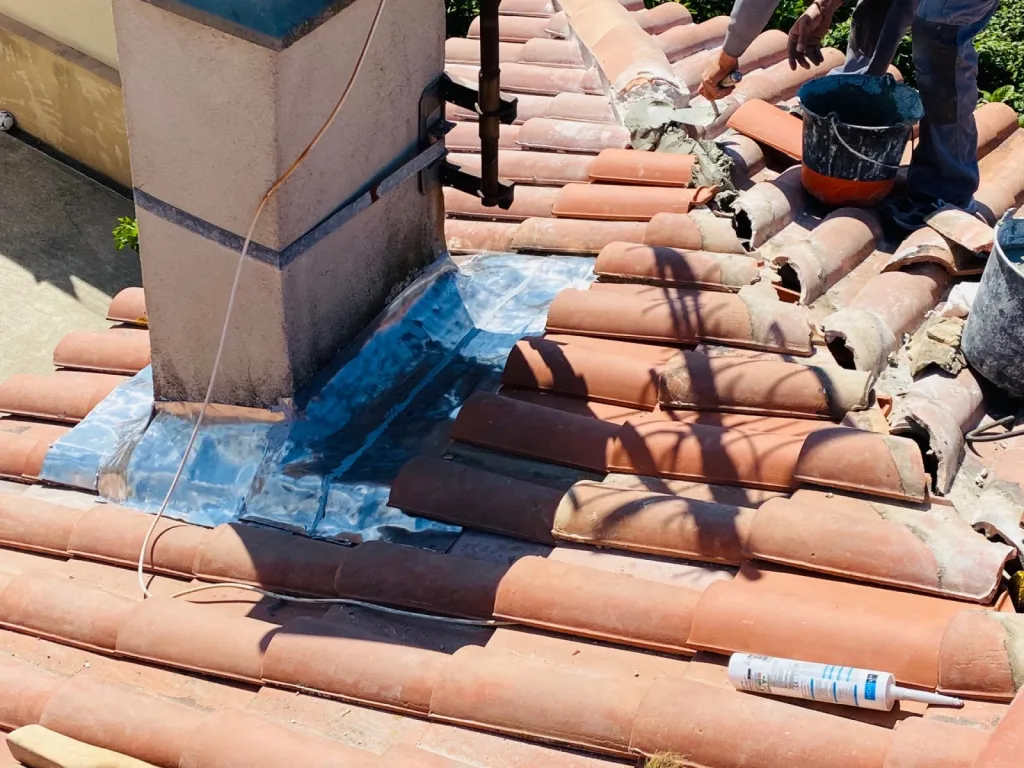 Réparation d’une toiture avec tour de cheminée sur Aix en Provence
