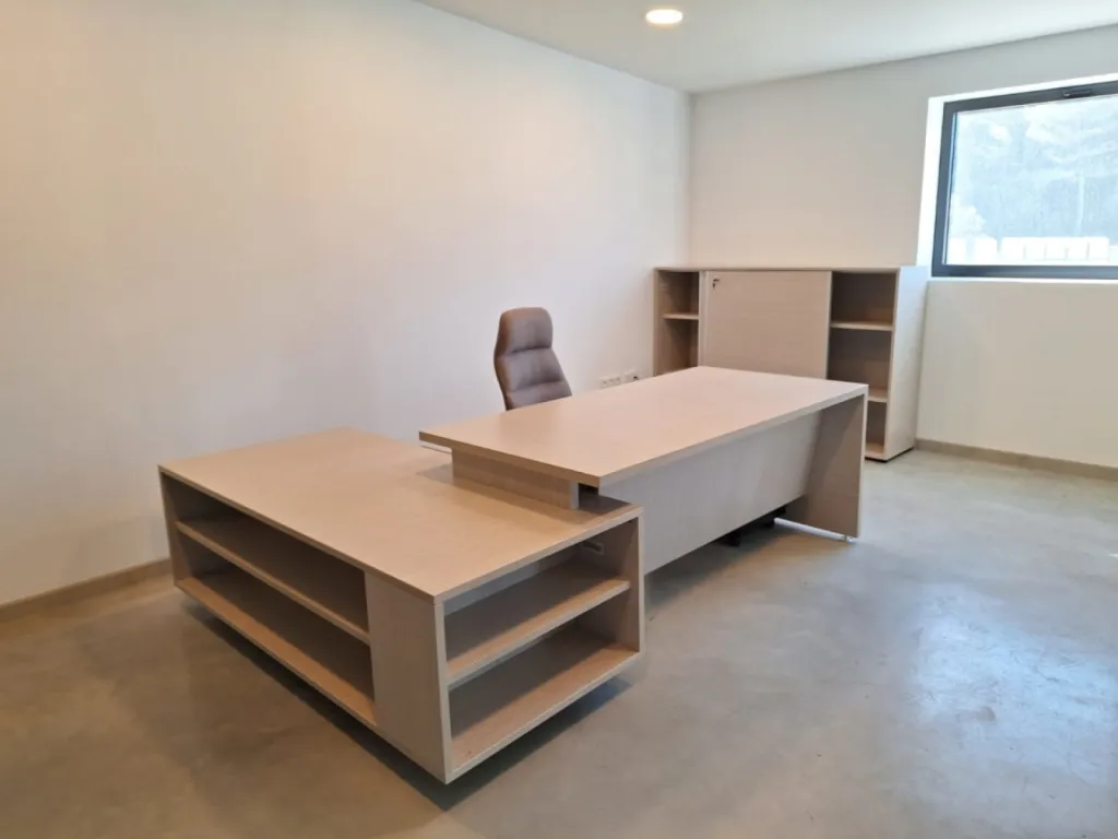 Aménagement d’un open space industriel de 345 m² avec cloisons vitrées, mobilier sur mesure et zones directionnelles à Néoules (83)