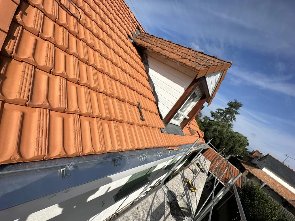Pose de tuiles rouges traditionnelles sur une maison individuelle à Rezé, pour une étanchéité parfaite