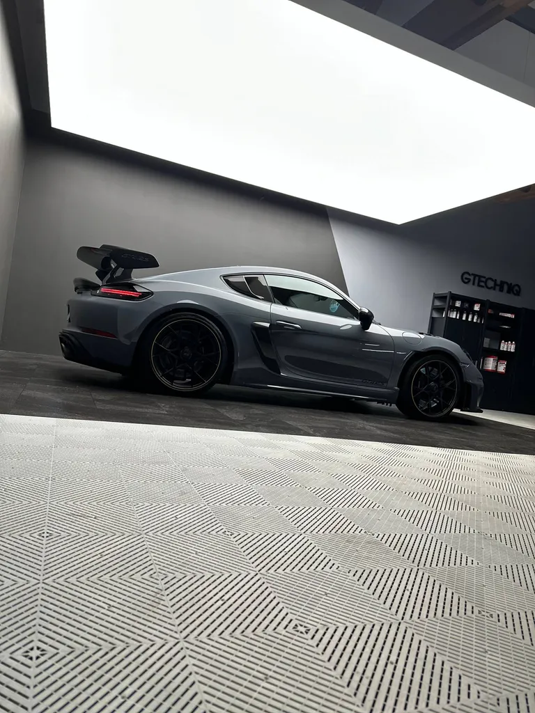 Lustrage sur une Porsche 718 Cayman GT4 RS à Le Mans (72)