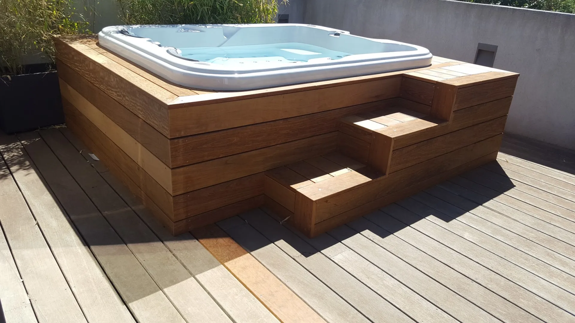 Sublimez Votre Espace Détente avec La Parqueterie Aixoise : Contour de Jacuzzi en Ipé !