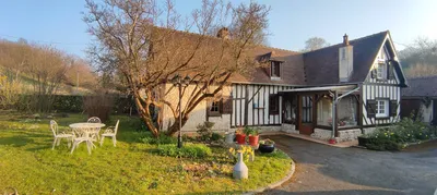 A vendre, À SAINT-GERMAIN-DE-LIVET (14100), dans un environnement préservé, jolie maison normande de 100 m² avec dépendances, bordée par un ruisseau.