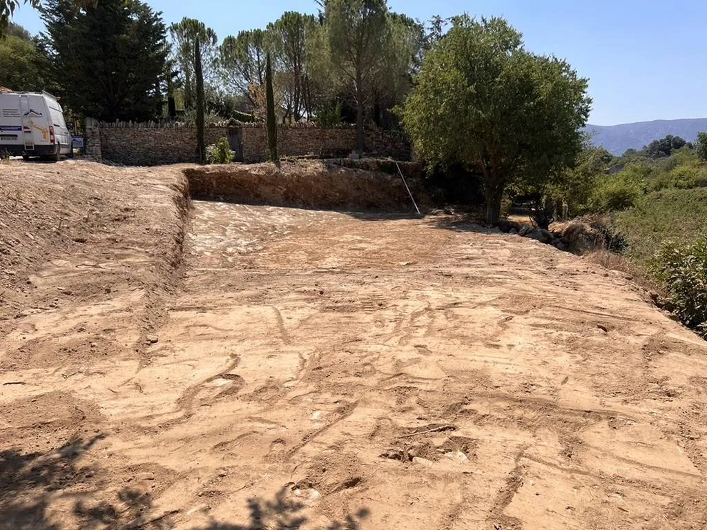 Terrassement d'un terrain pour construction d'une maison à Gordes avec aménagement des abords